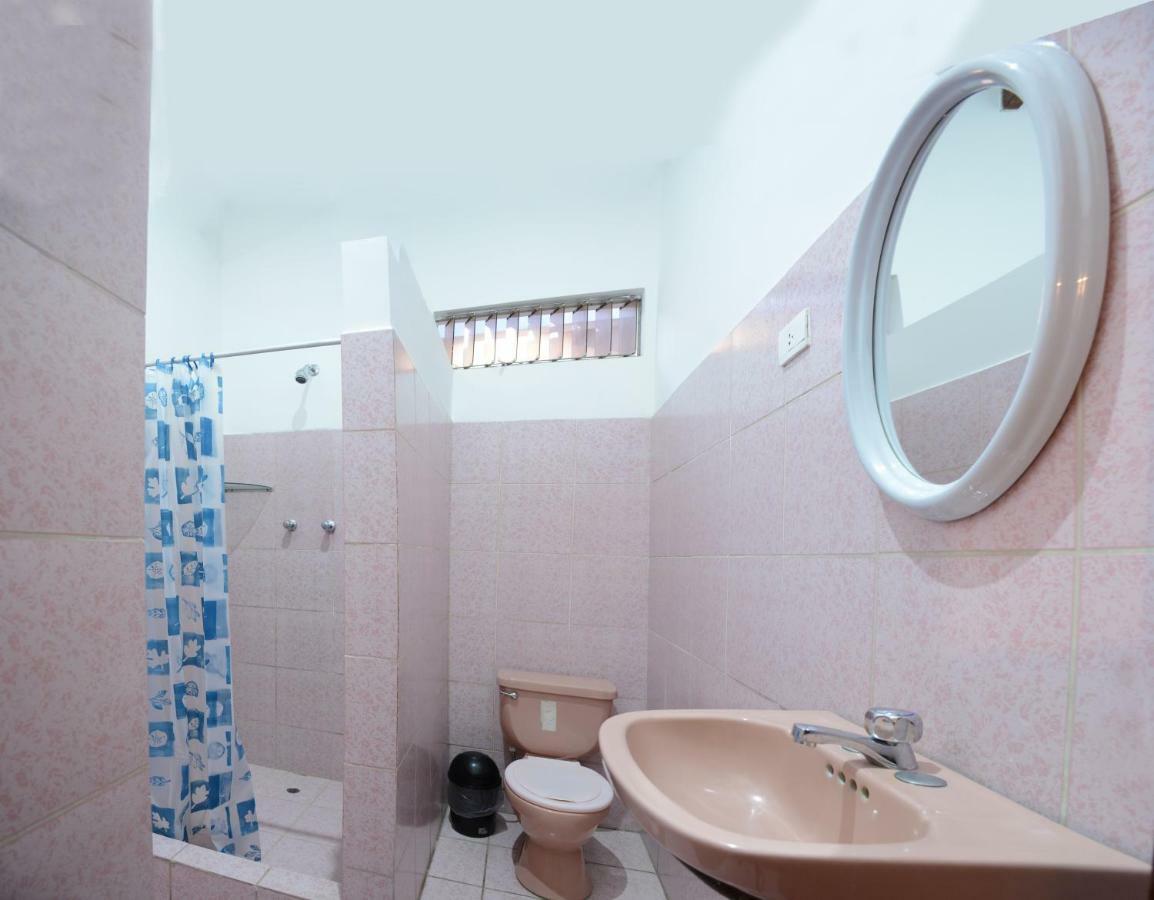 Hostal Casa Blanca Тарапото Экстерьер фото